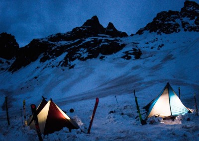 Camping out waiting for the sun for the Centennial Skiers Project. —  photo : Ian Fohrman